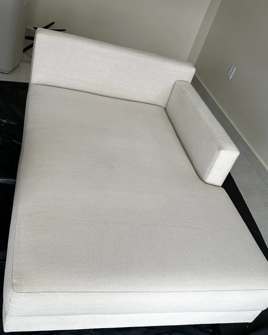 Sofá chaise depois da higienização