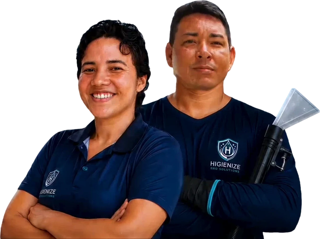 Os donos da Higienize Pro Solutions, uma mulher e um homem sorrindo de braços cruzados, com uniforme azul