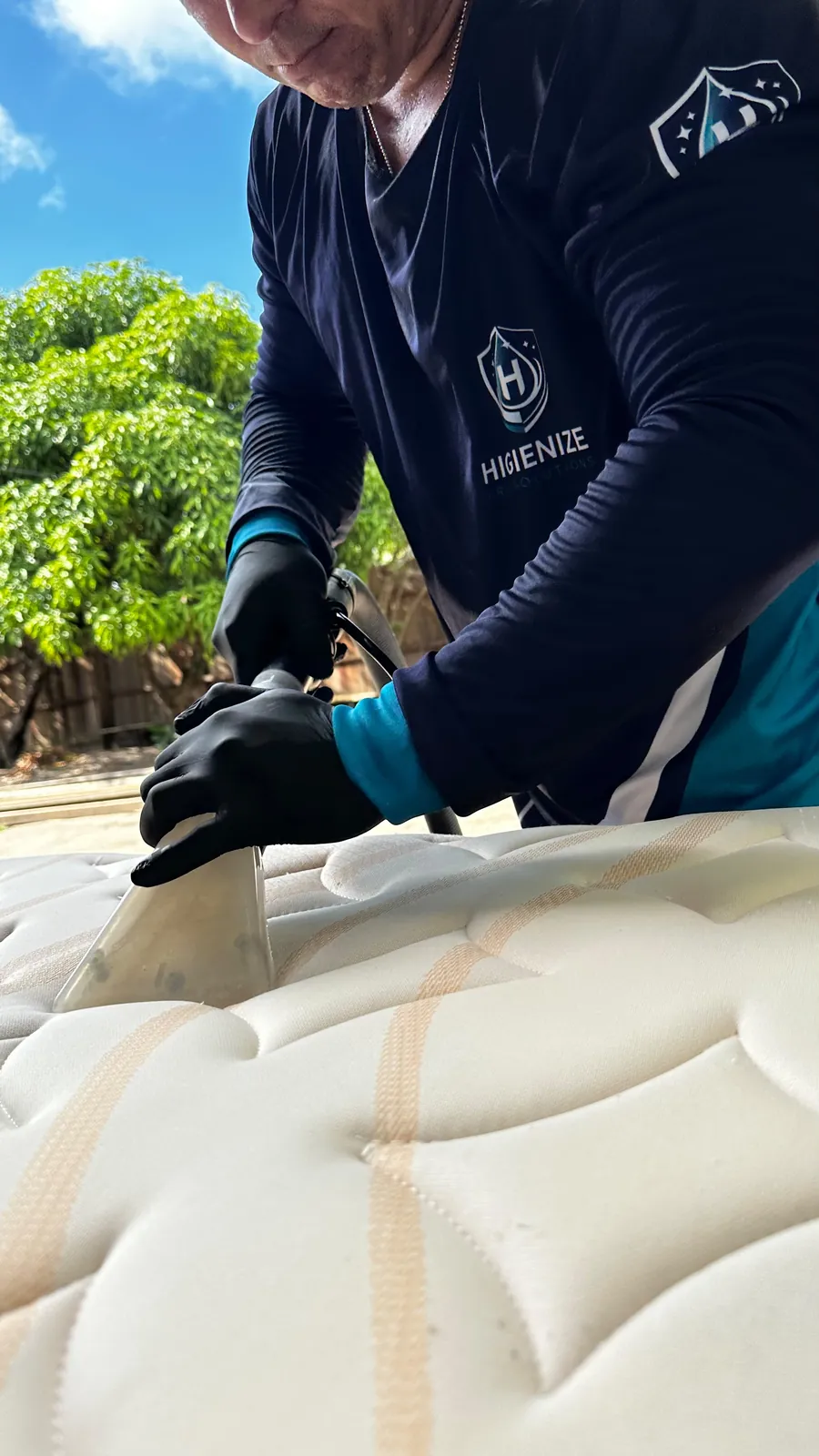 Profissional da Higienize fazendo a extração em um colchão